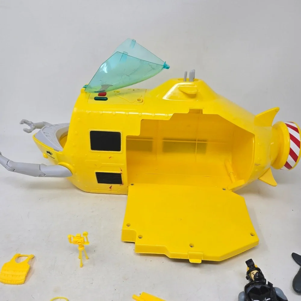 Animal Planet Deep Sea Submarine Playset Yellow Sub Diver Shark Accessories